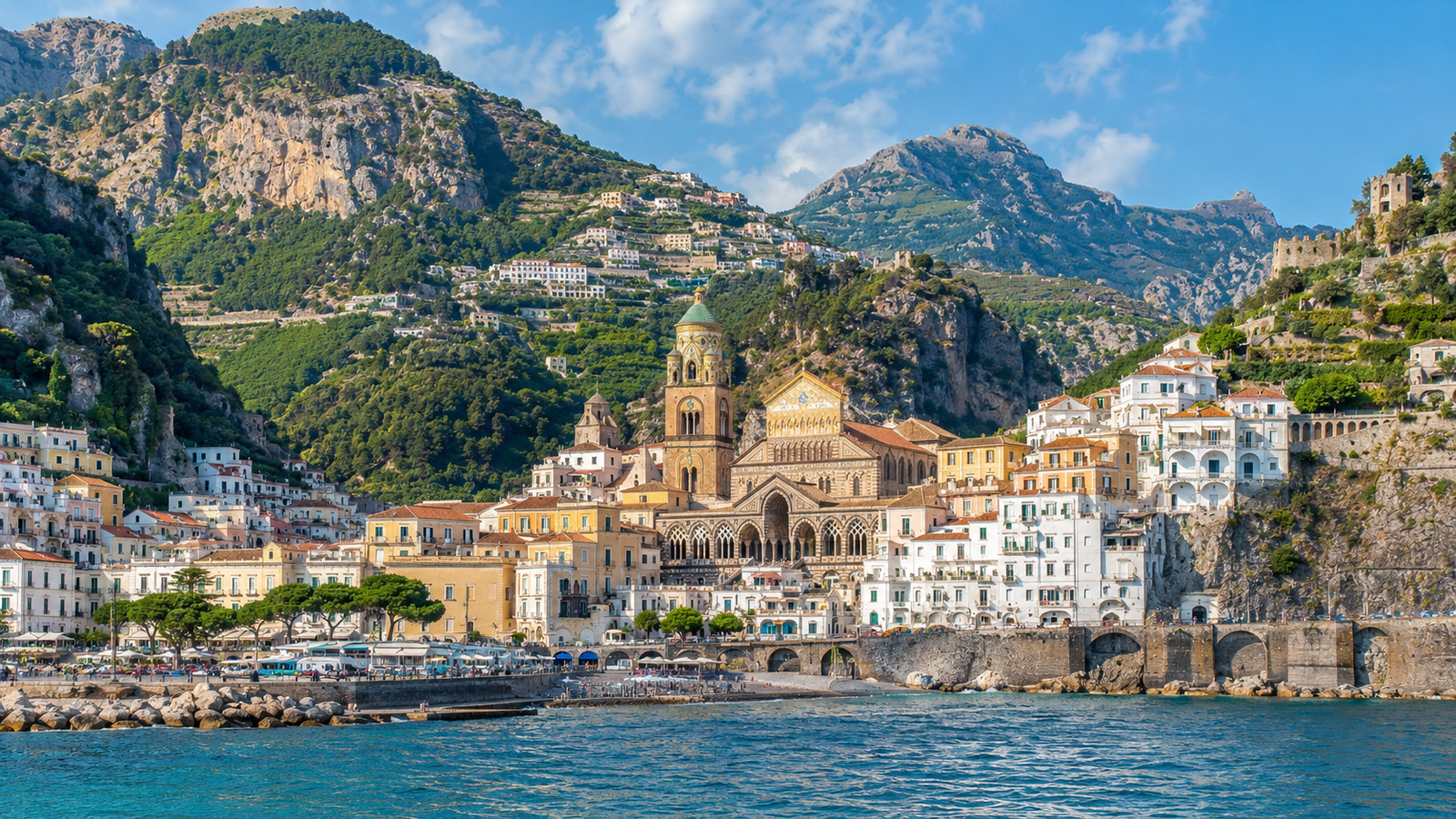 Vista panorámica de Amalfi entre las montañas de Campania y el mar Mediterráneo.