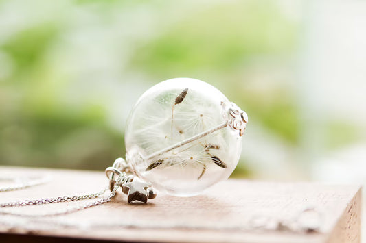 Collar de plata de ley con semillas de diente de león