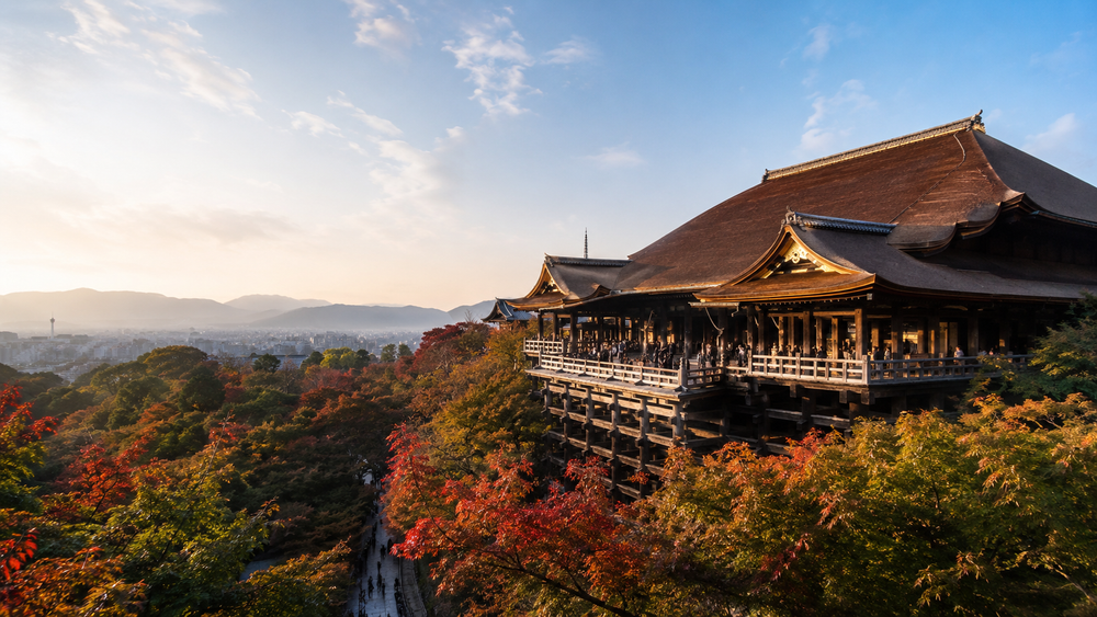 Templo Kiyomizu-dera sobre las colinas de Higashiyama con la ciudad de Kioto al fondo.