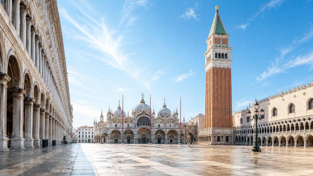 Plaza de San Marcos al amanecer, con la Basílica y el Campanile de Venecia.