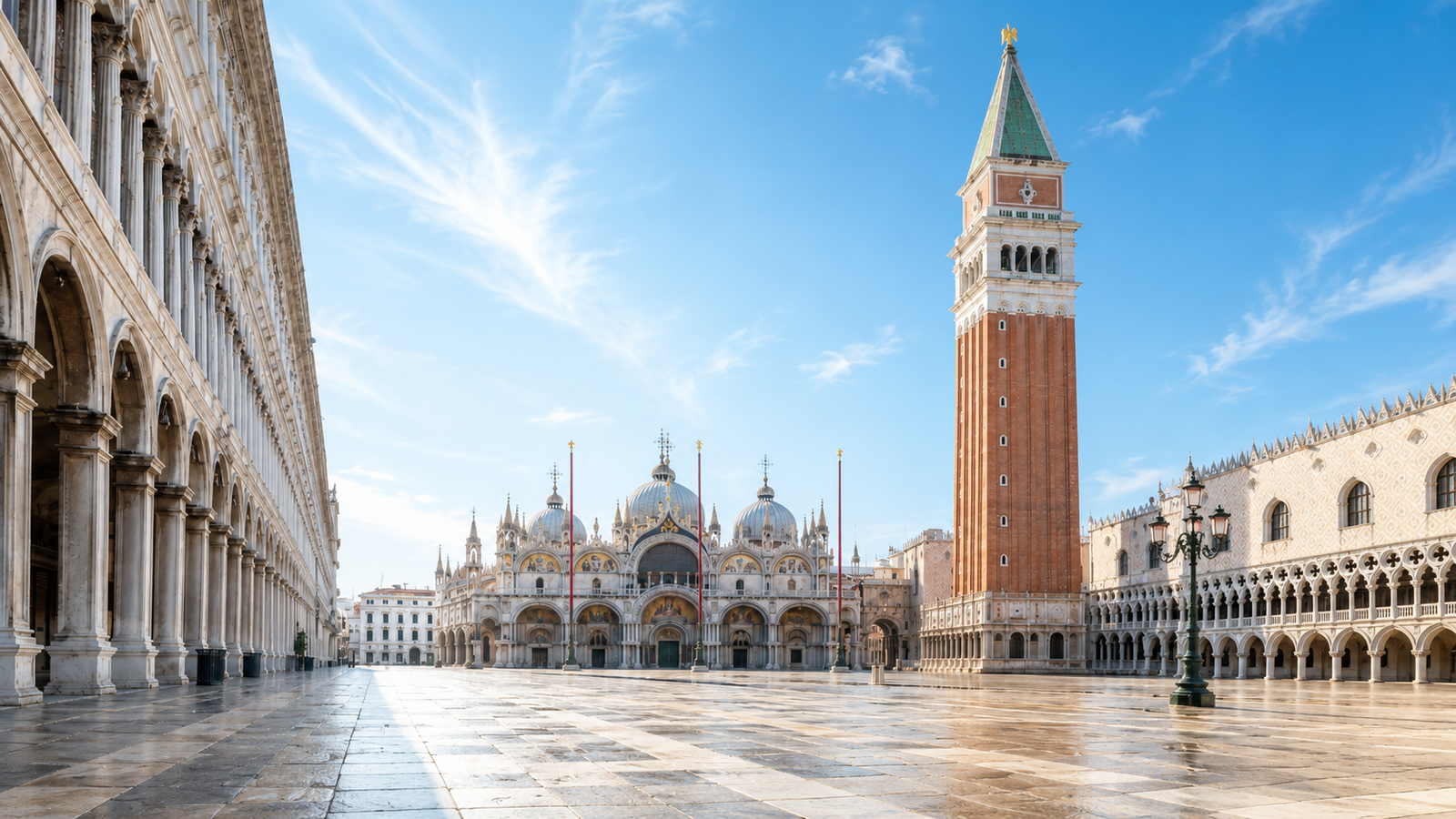 Plaza de San Marcos al amanecer, con la Basílica y el Campanile de Venecia.